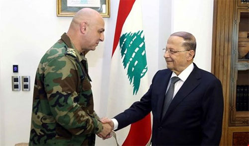 el jefe del Estado Mayor del Ejército libanés saluda al Presidente